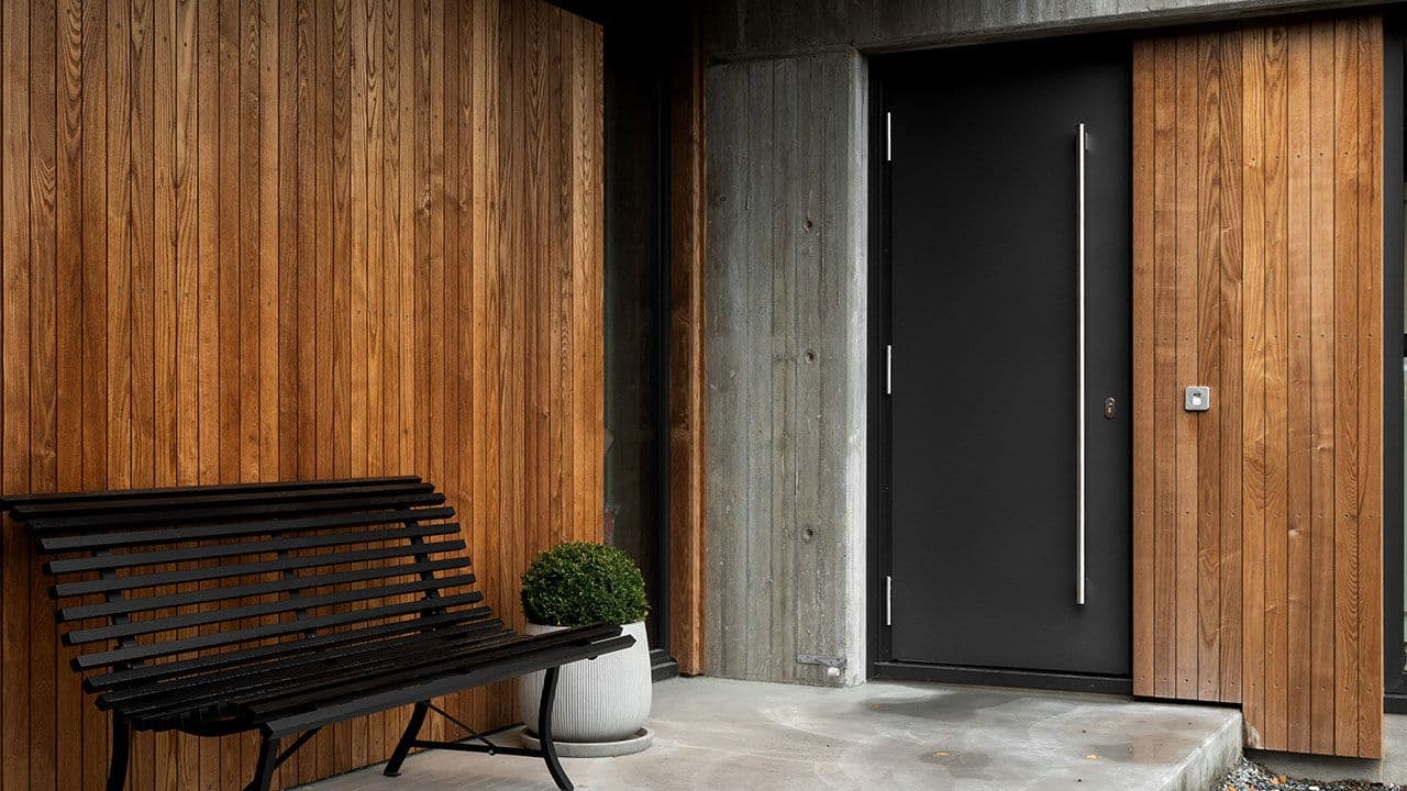 Inngangsparti på et hus med kledning i termoask.