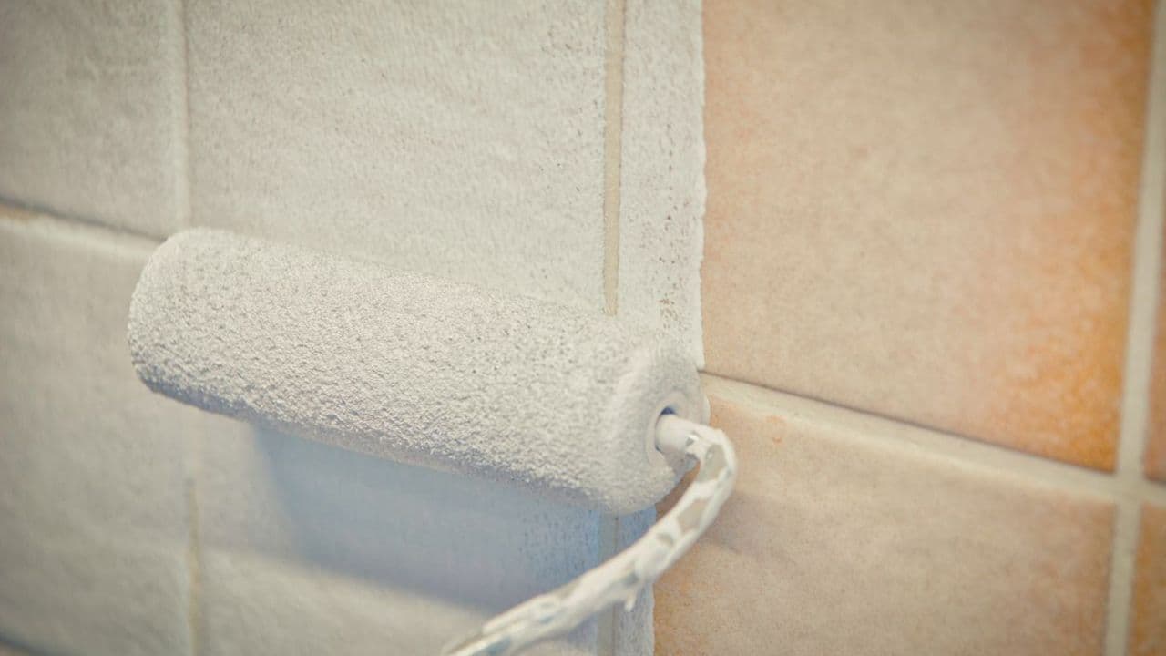 Malerulle som brukes til å male fliser bad.