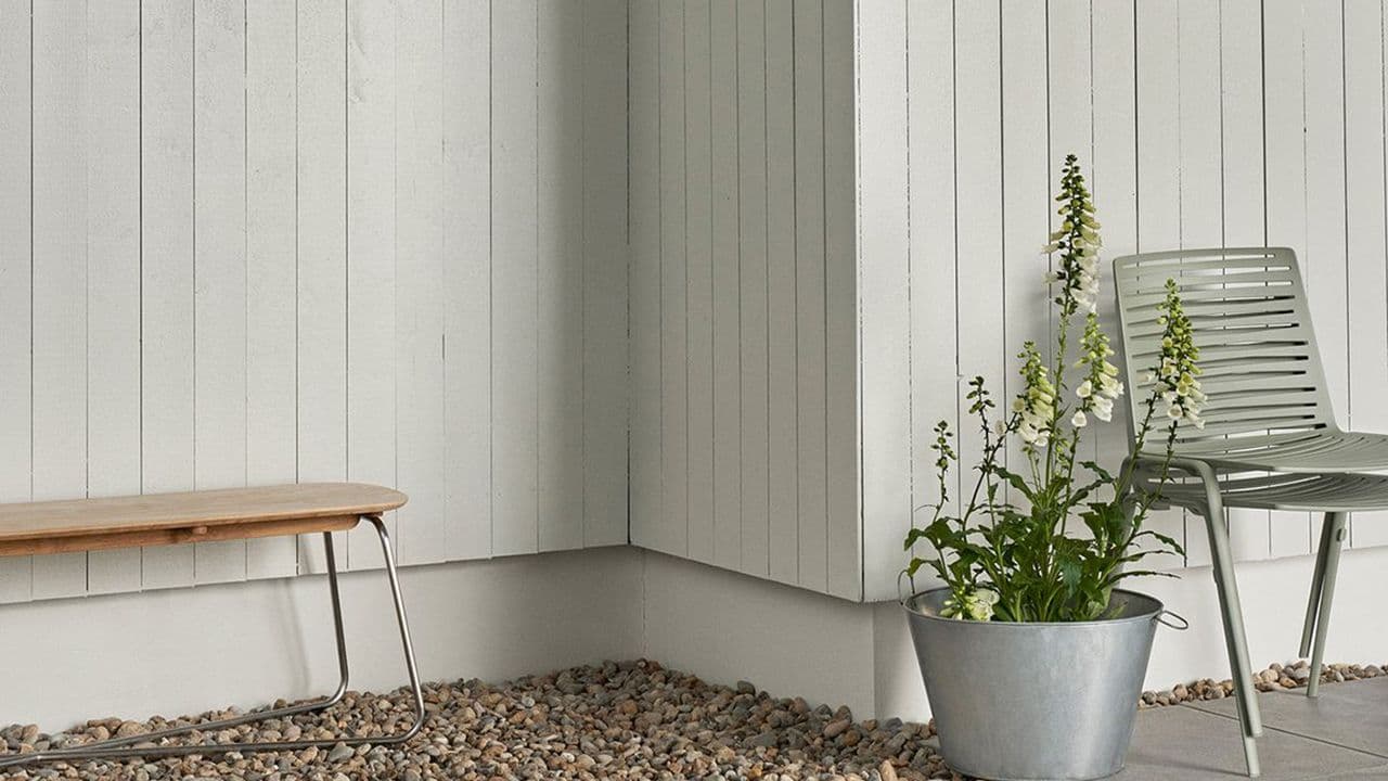 Hus malt med Drygolin Nordic Extreme 1391 Lys Antikkgrå maling og grunnmur malt med Jotun Drytech Murmaling 1638 Horisont.