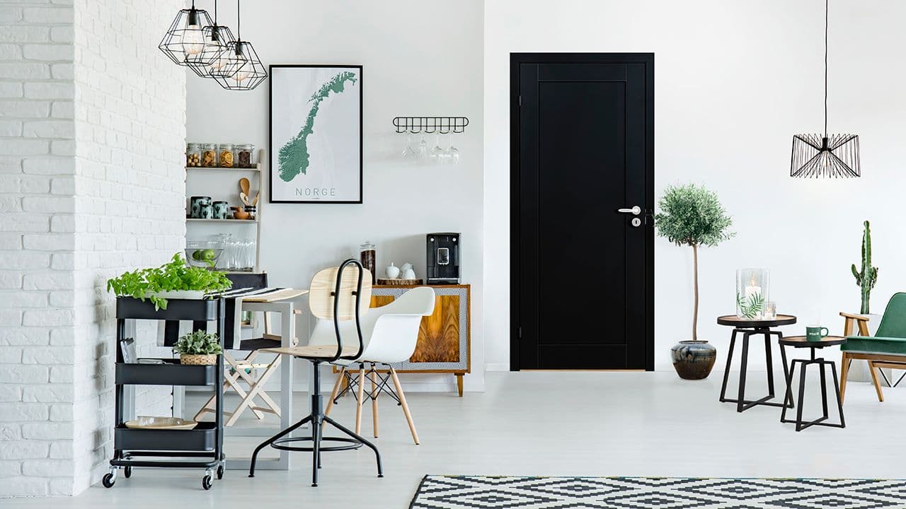 Hvitt rom med sort innerdør fra Bygg1