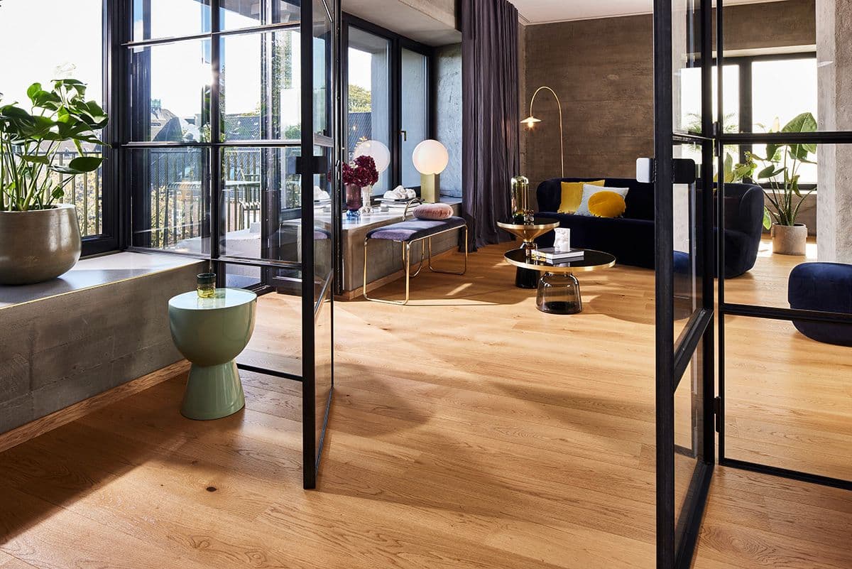 Gylent eik gulv i moderne stue.