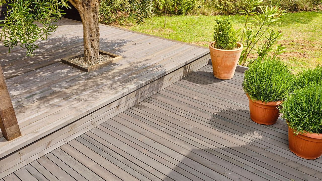 Terrassegulv med lekter i ulike retninger