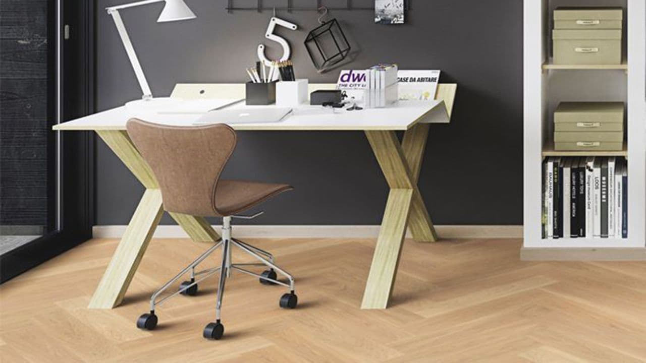 Hjemmekontor med parkettgulv i fiskebeinsmønster.