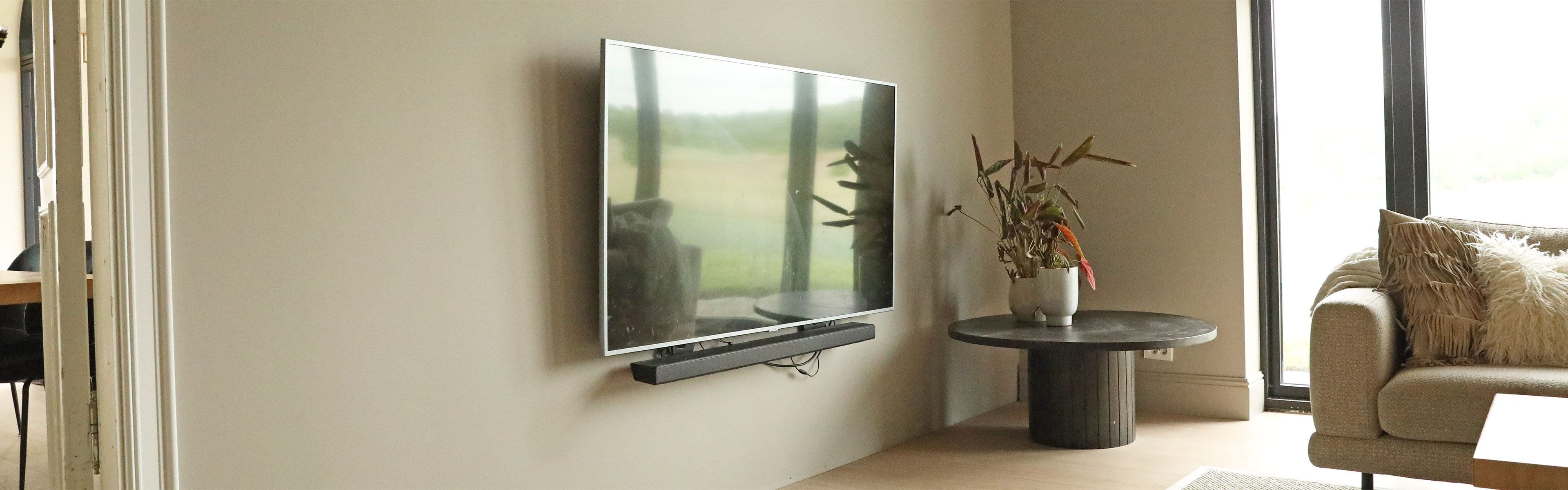 Stue med gipsplater som er malt beige og moderne skandinaviske møbler.