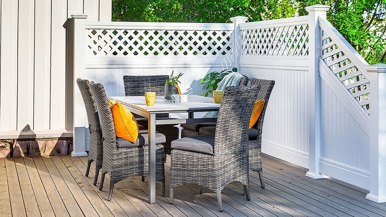 Terrasse med sittegruppe og levegg.