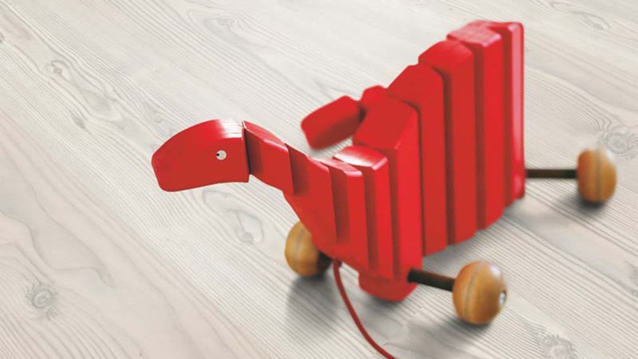 Leketøy på lyst laminatgulv.