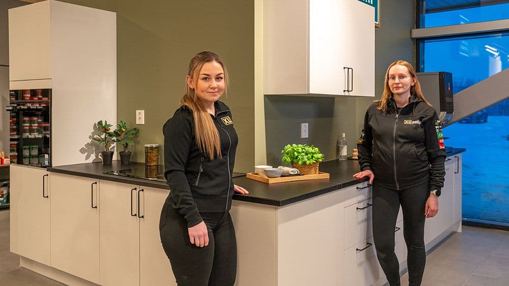 ansatte hos XL-BYGG Lofoten viser frem Granarp kjøkken.