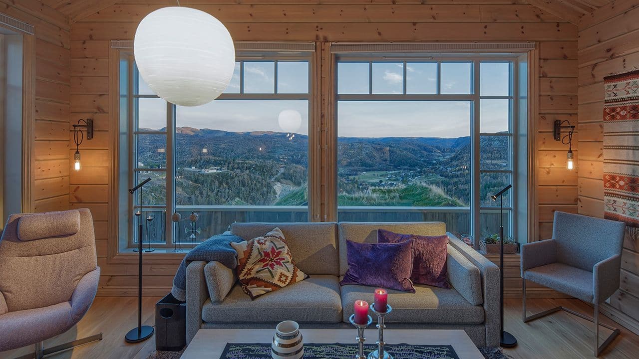 Hytte med trevinduer.