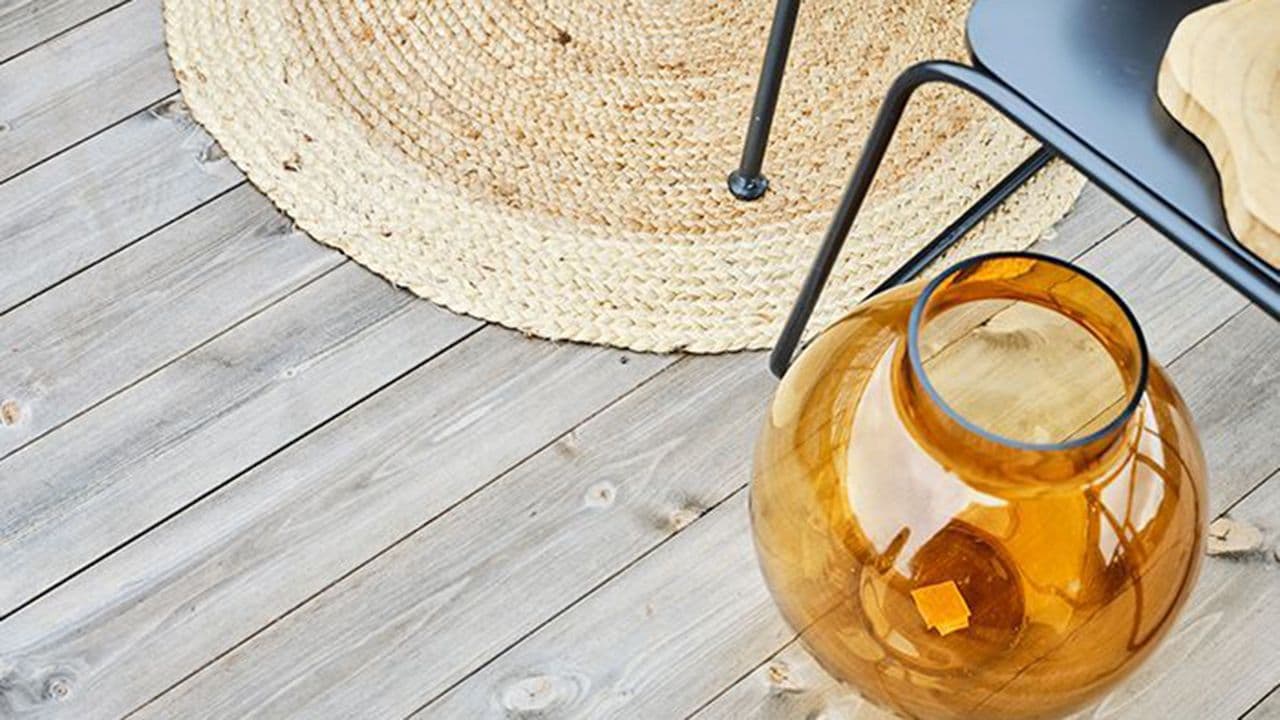 Royalimpregnerte terrassebord i serien Concise med fargen natur.