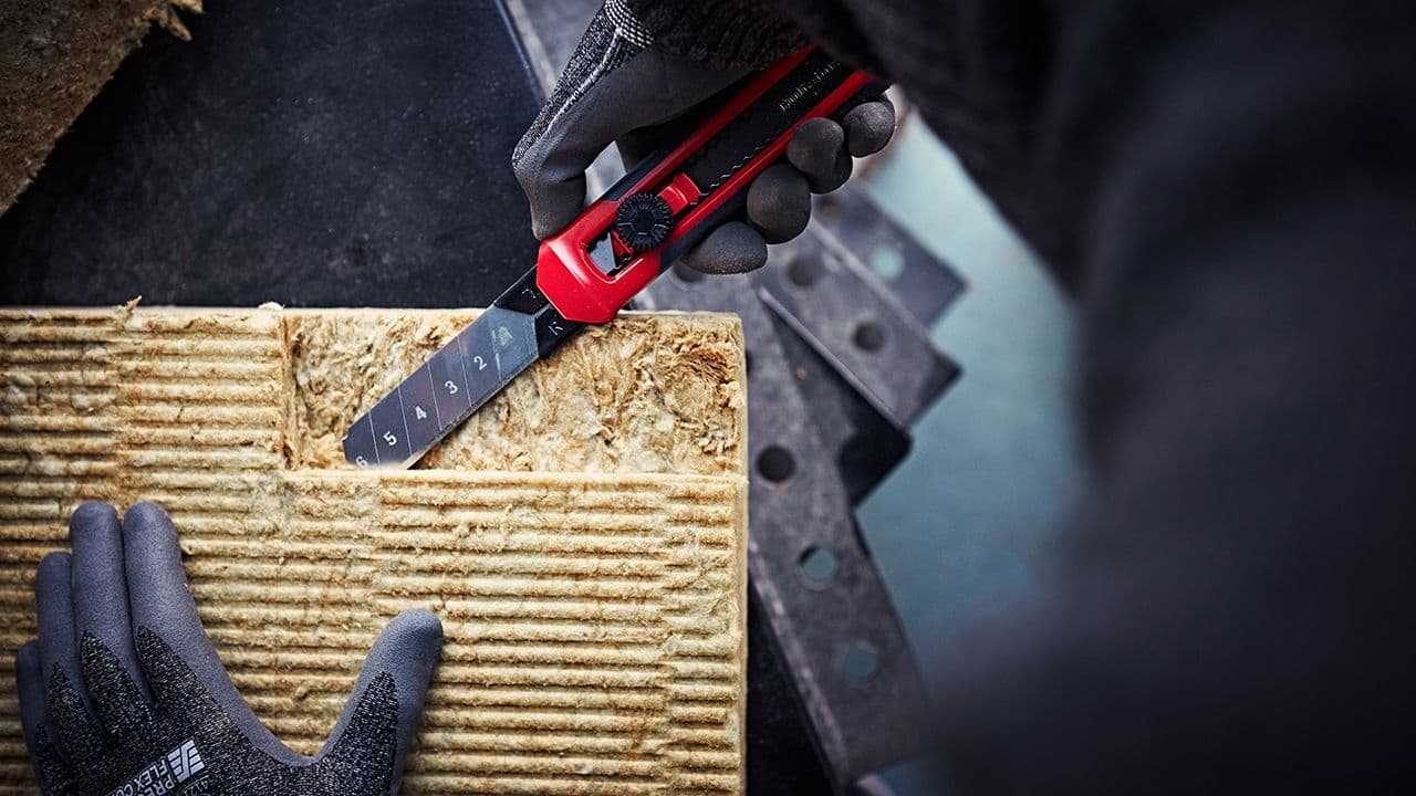 Håndverker med hansker på for godt drep og beskyttelse.