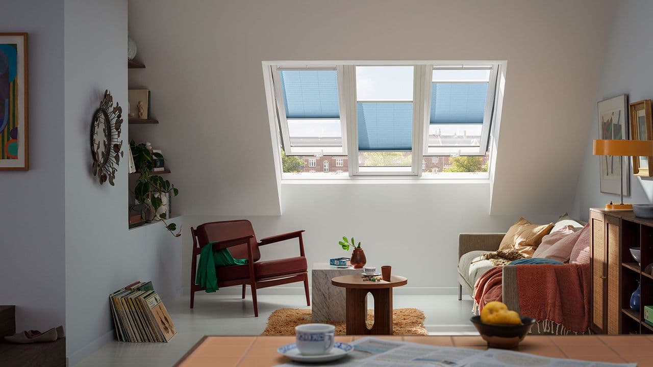 Loftsrom med takvindu.