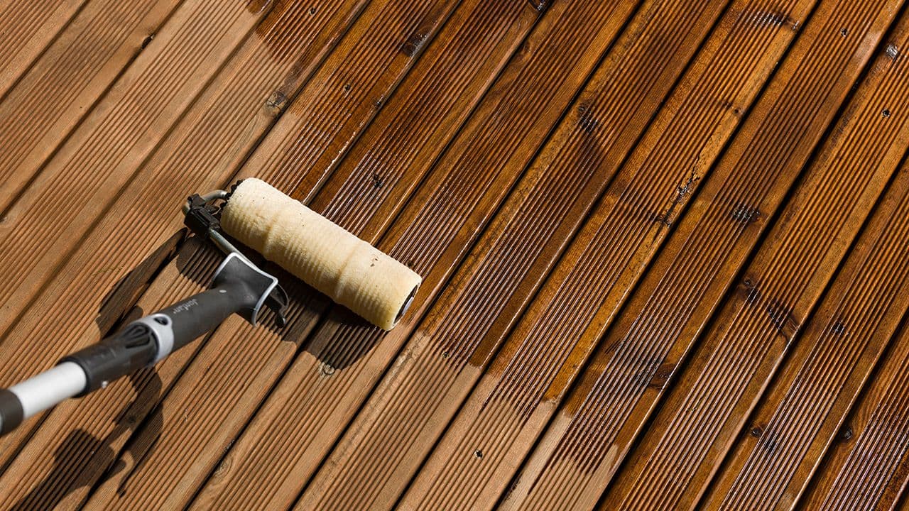 Malingsrulle som oljer terrasse.