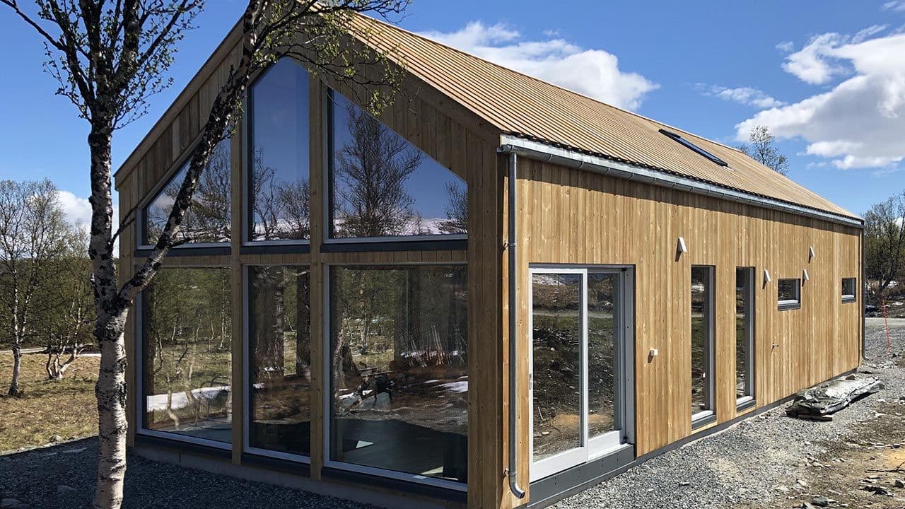 Enebolig med royalimpregnert kledning og store vindusflater.