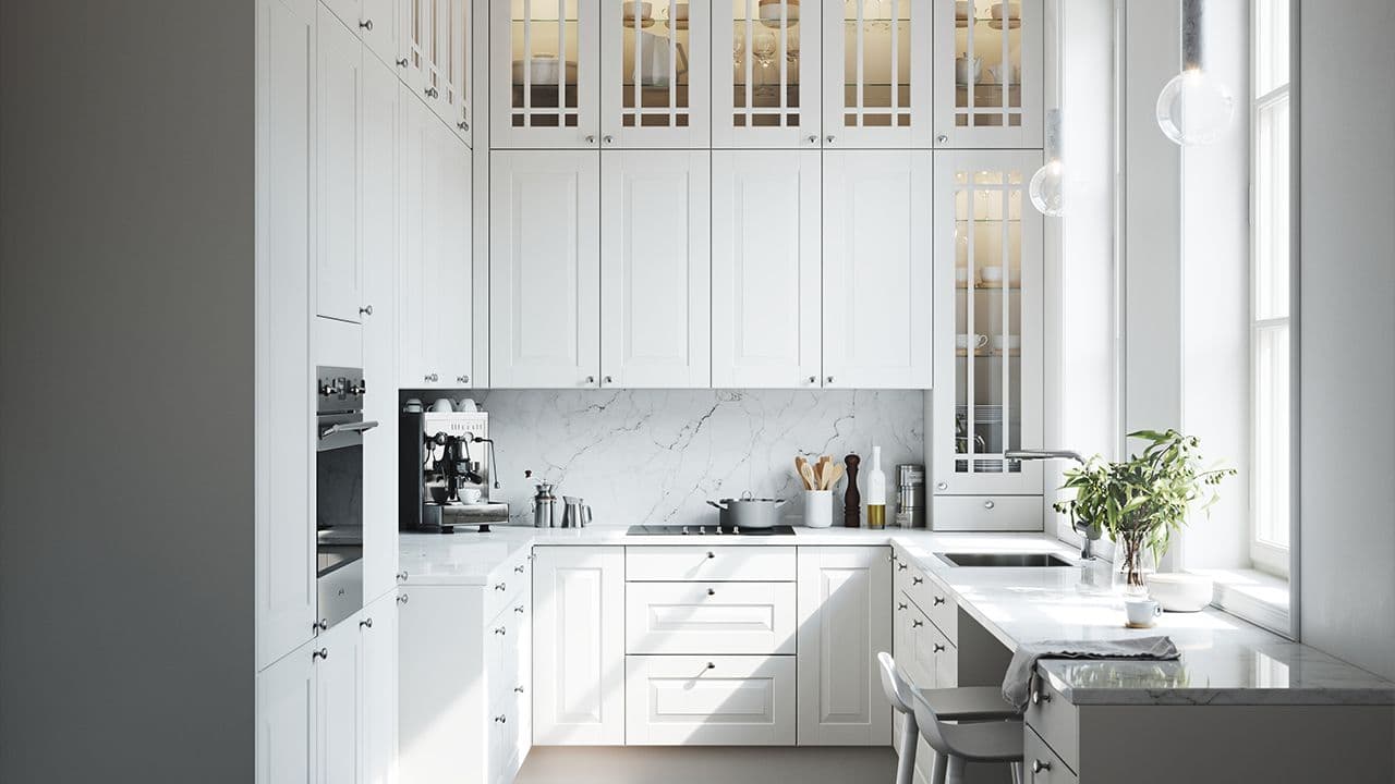 Klassisk kjøkken med integrerte hvitevarer og vitrineskap.