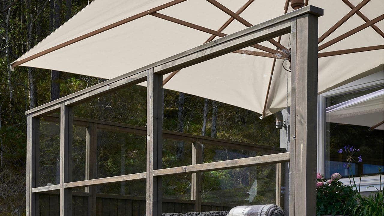 Frittstående levegg med glassparti.