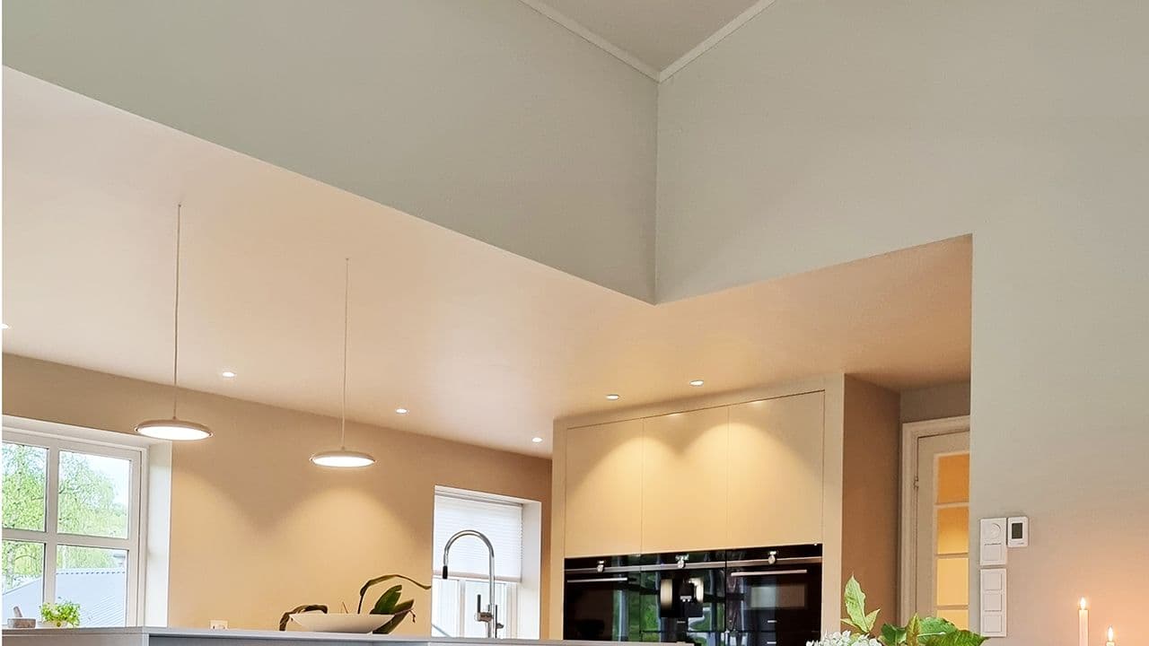 Kjøkken med ferdigmalte veggplater og tak.