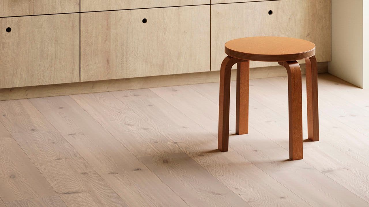 Trekrakk og Grand Avenue Comfort Forest Pine gulv i kjøkken.