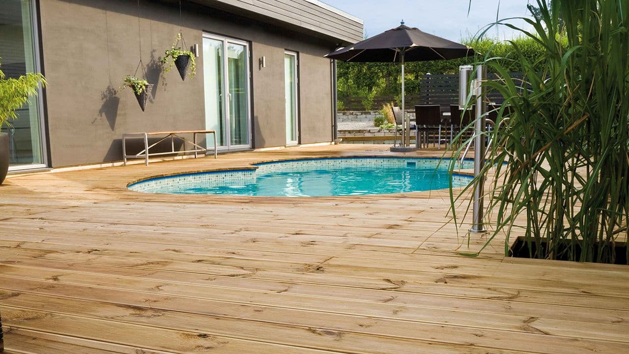 Terrasse med sitteplass og basseng bygget etter byggeregler terrasse.