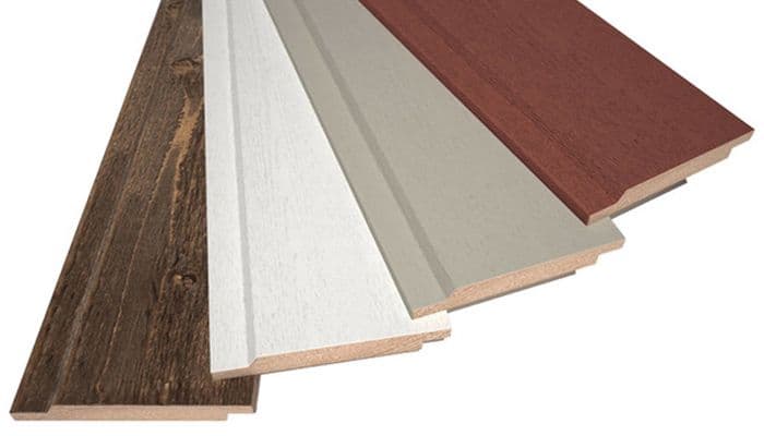 Fire ulike kledningsbord som er malt og beiset i ulike farger.