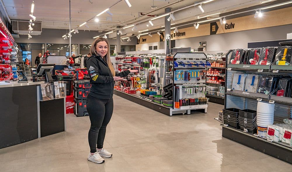 Kristina hos XL-BYGG Lofoten viser frem utvalget i butikken