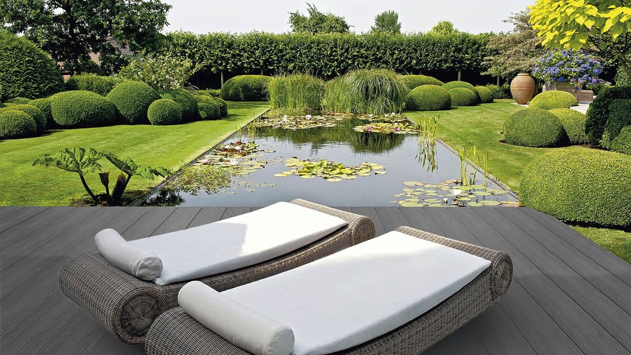Terrassegulv i kompositt på terrasse med solsenger og pyntedam med vannliljer.
