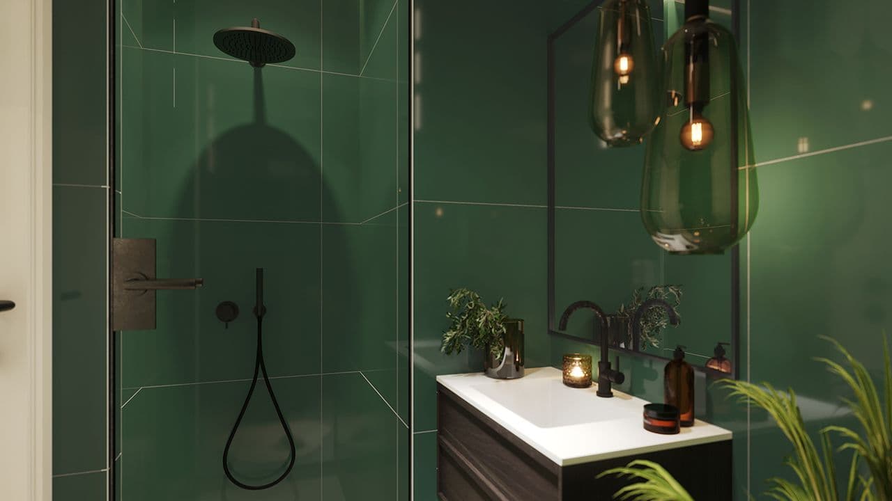 Bottle Green baderomsplater på bad med sorte detaljer og sort baderomsinnredning.