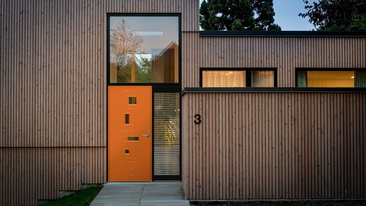 Oransje ytterdør i ECO-serien til Swedoor