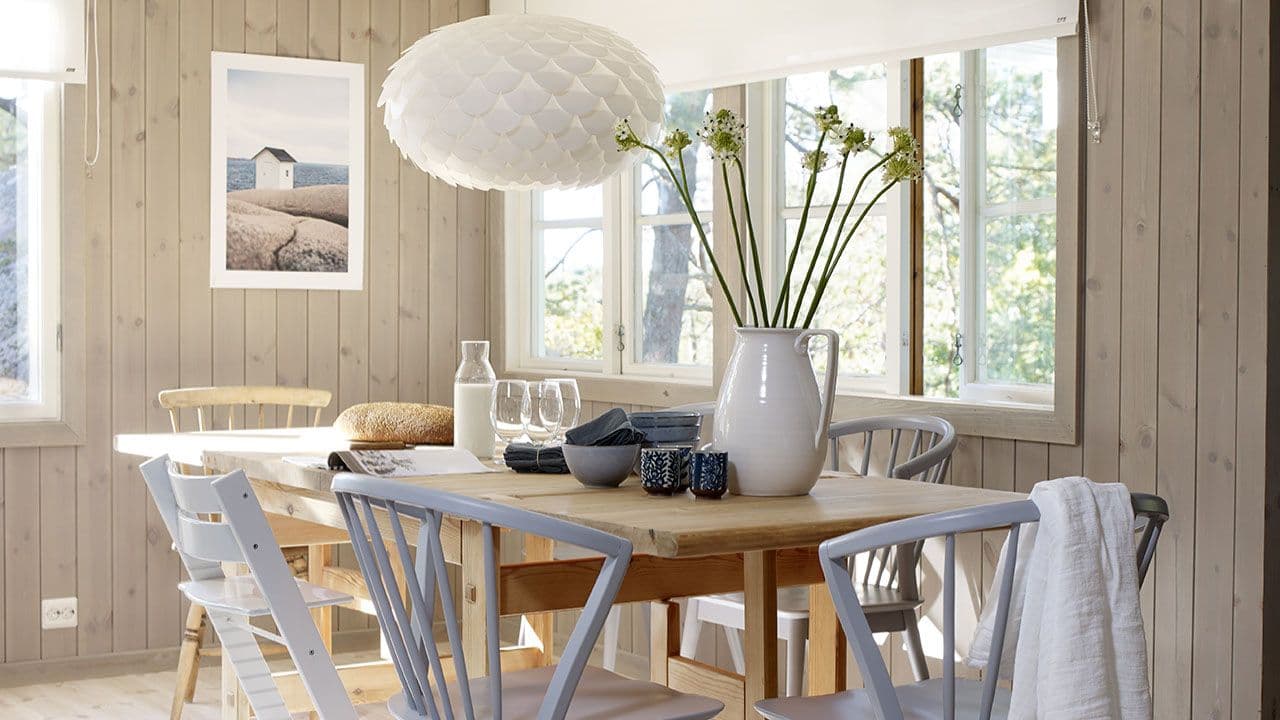 Hytte med sprekkpanel som innvendig panel.