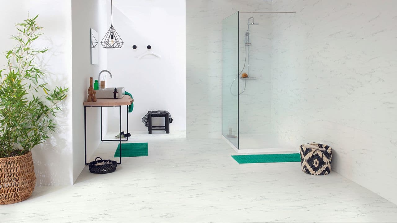 Vingylv bad i hvit marmor.