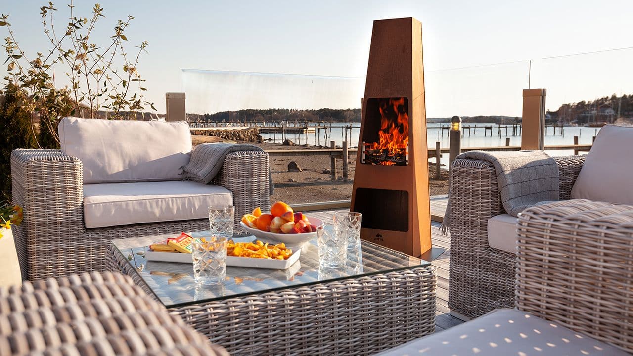 Utepeis Loke på uteplass med sittegruppe ved sjøen.