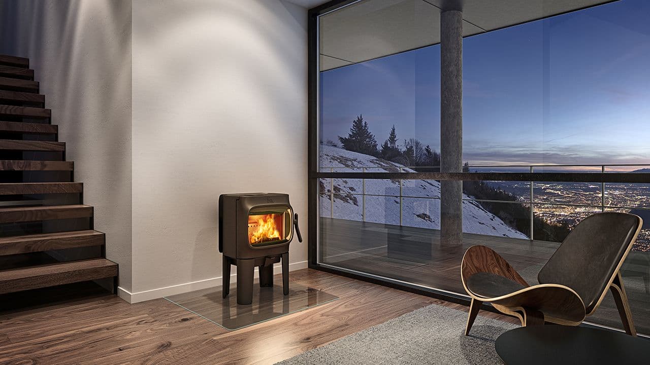 Liten vedovn til hytte og snø utenfor vinduet.