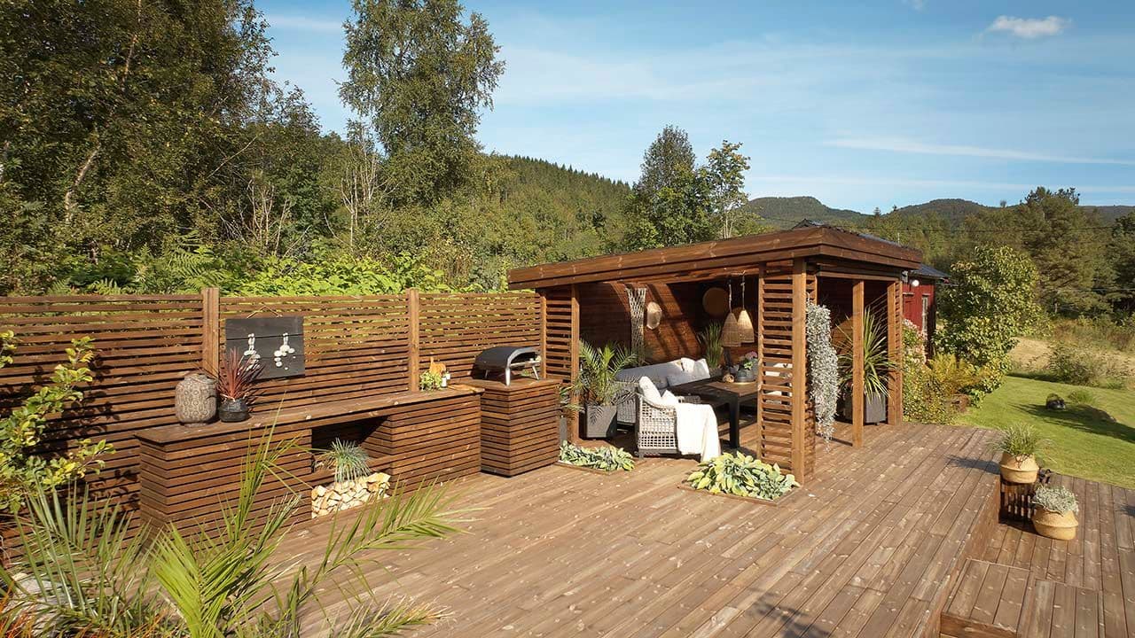 Utekjøkken i samme farge som terrassen og pergola.