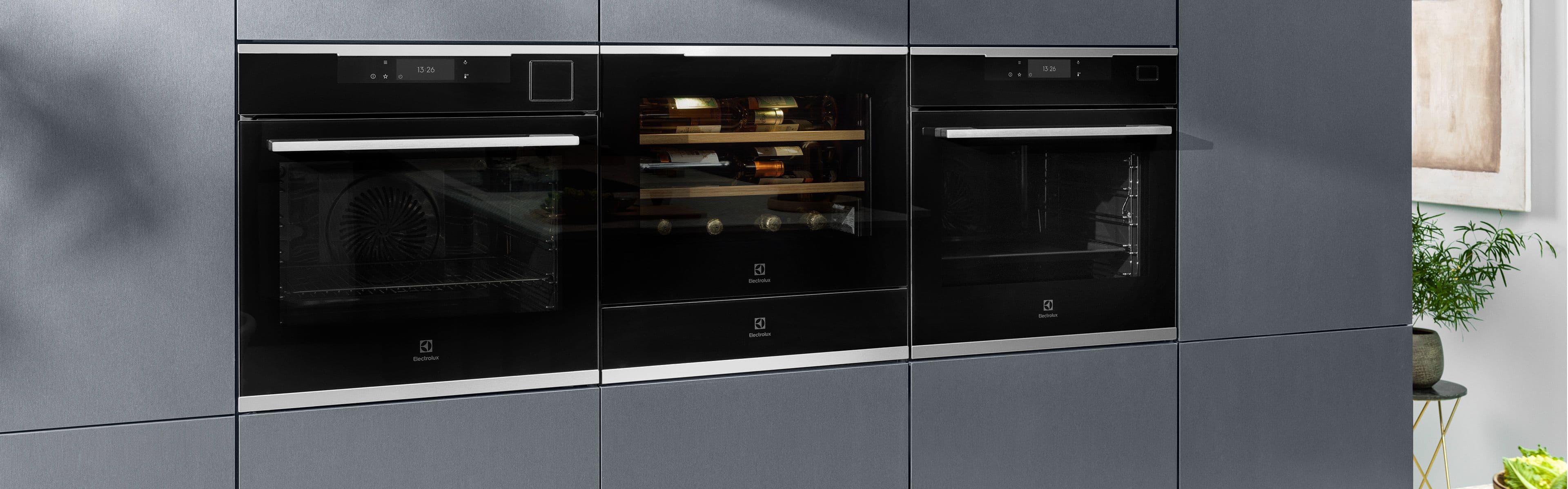 Kjøkken med høyskapsvegg med dampovn og kombiovn.