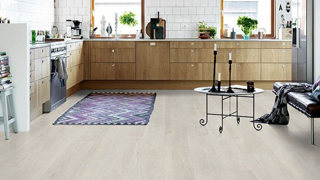 Vinylgulv på kjøkken med kjøkkeninnredning i treverk.