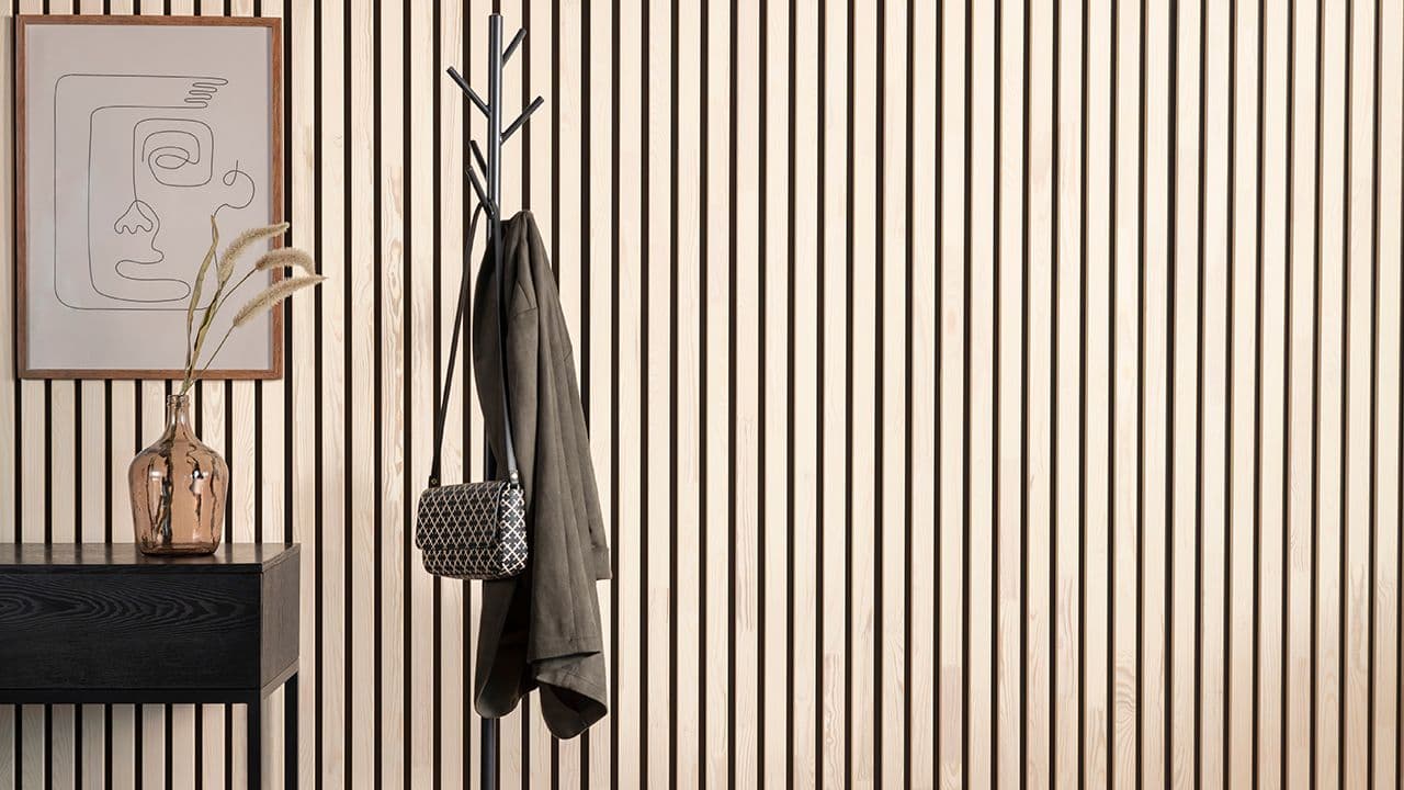 Entré med spiler i lyst treverk på veggen.