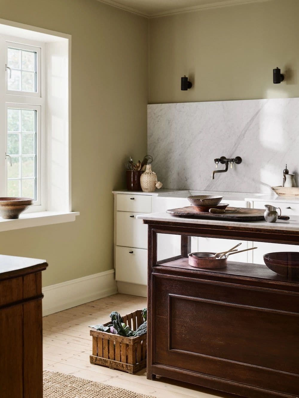 Kjøkken malt i gyllengrønn farge JOTUN 8284 Olive.