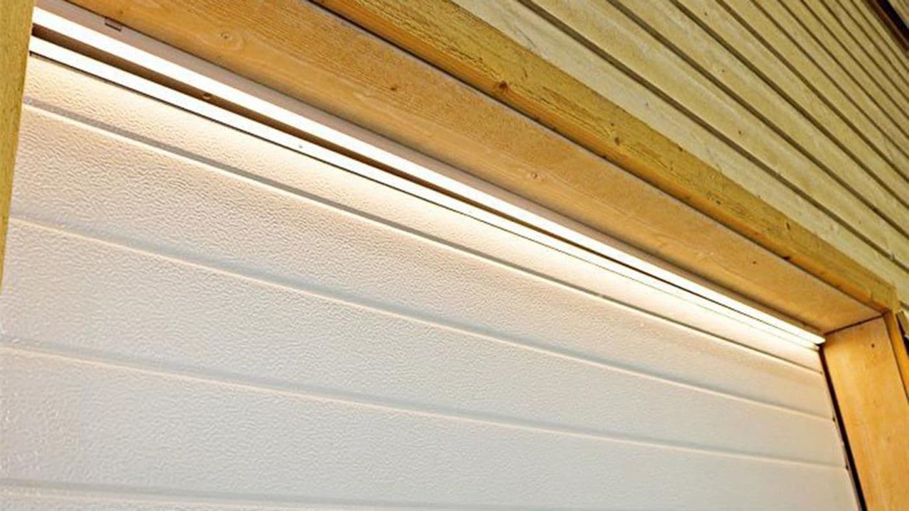 Garasjeport med lyslist.