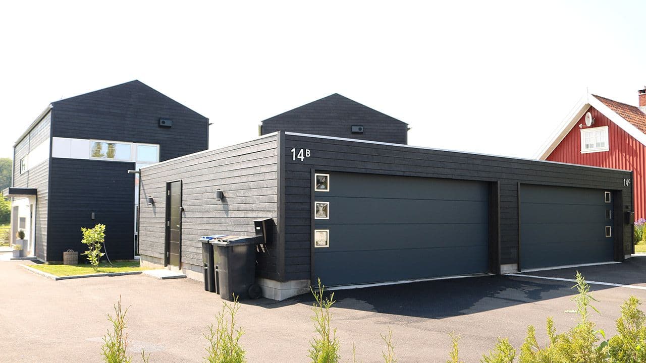 Dobbel garasje med garasjeporter.