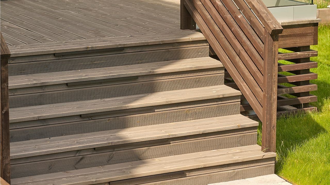 Utetrapp fra hage til veranda.