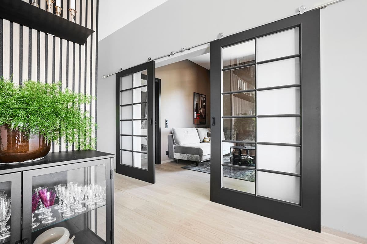 Svart utenpåliggende skyvedør fra Swedoor