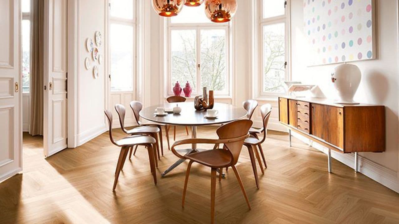 herskapelig stue i retro-stil med fiskebeinsmønstret click-parkett fra Boen