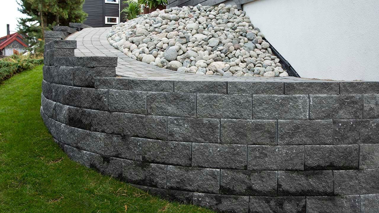 Støttemur i skråning i hage.