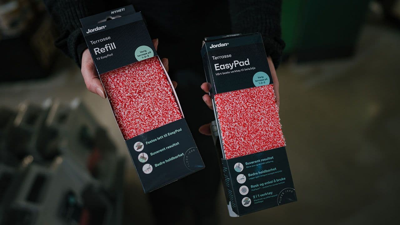 EasyPad og Refill fra Jordan til å beise terrasse.