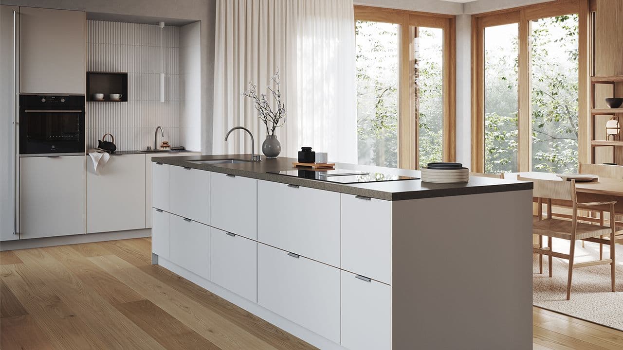 Mørk benkeplate til hvitt kjøkken.