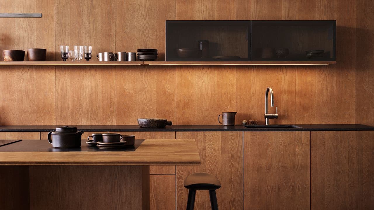 Kjøkken med åpne hyller.