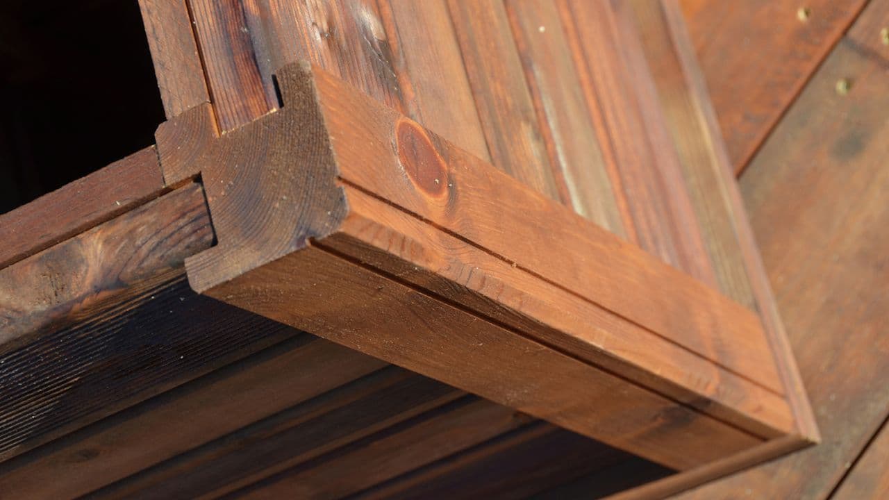 Nærbilde av MULTIstolpen fra talgø som kan brukes til å bygge sandkasse.