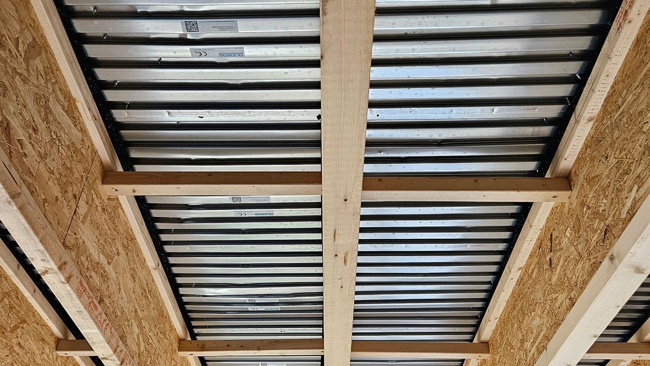 Svalehaleplater brukt som lydisolering gulv.