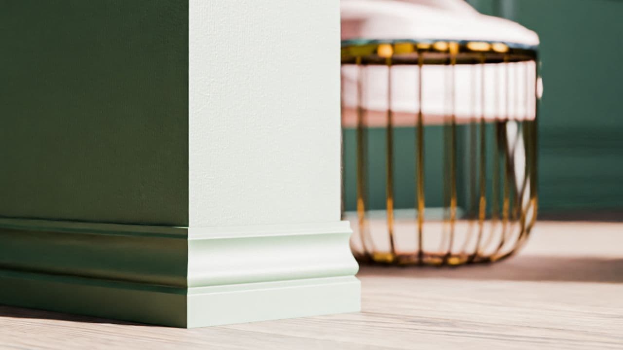 Rom hvor listene og veggene er malt i samme farge.