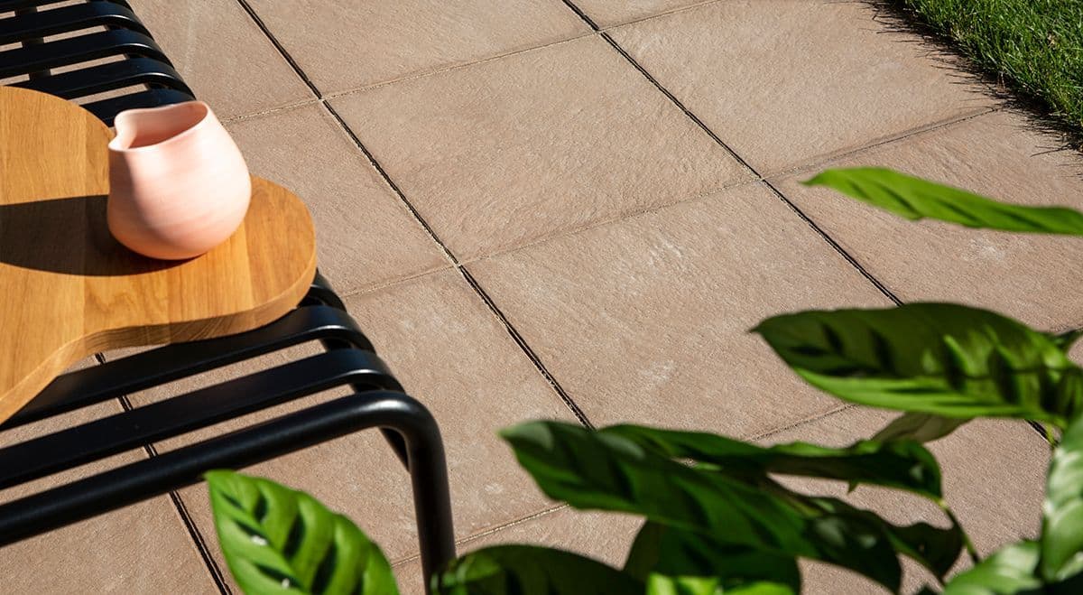 Store hageheller og utekjøkken med mur.