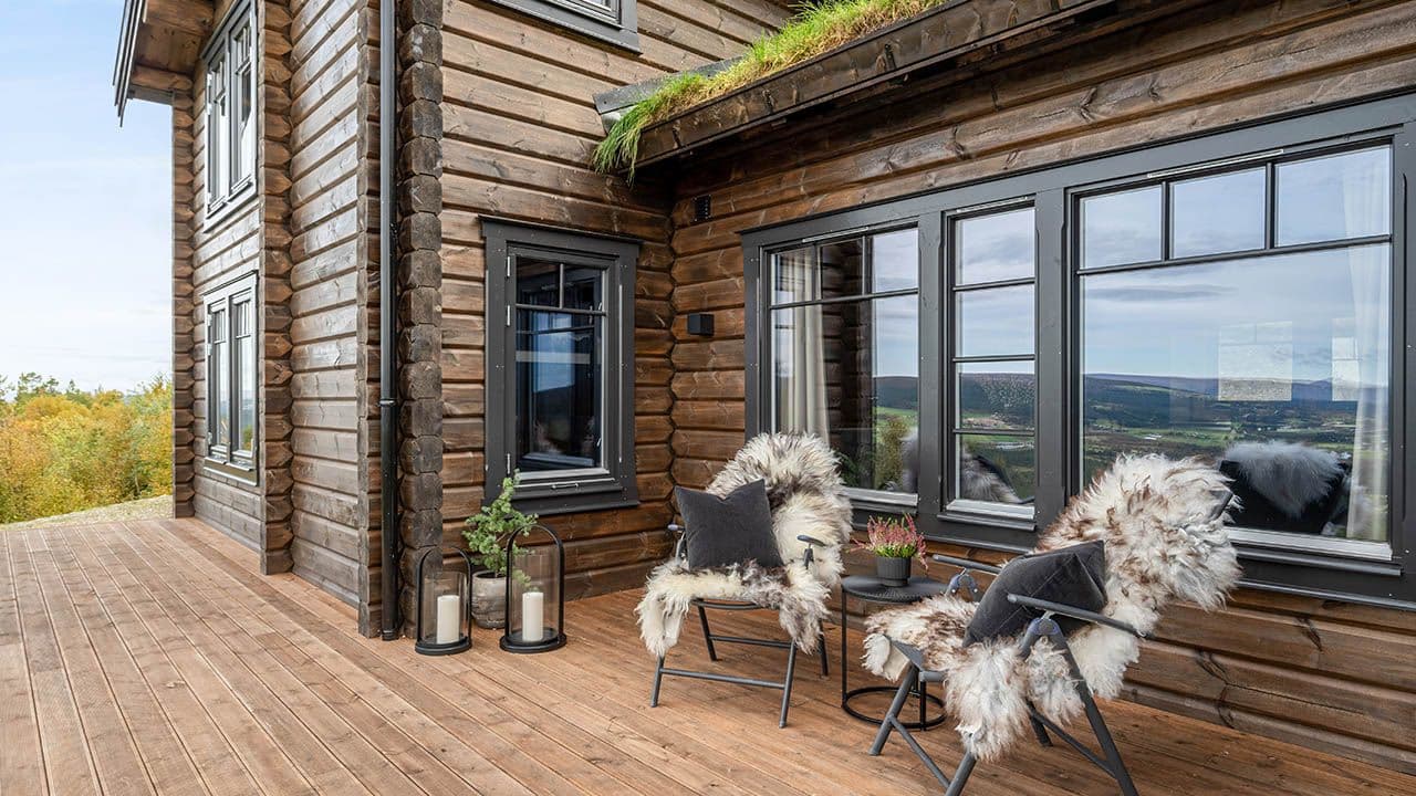 Hytte med vinduer med sprosser.